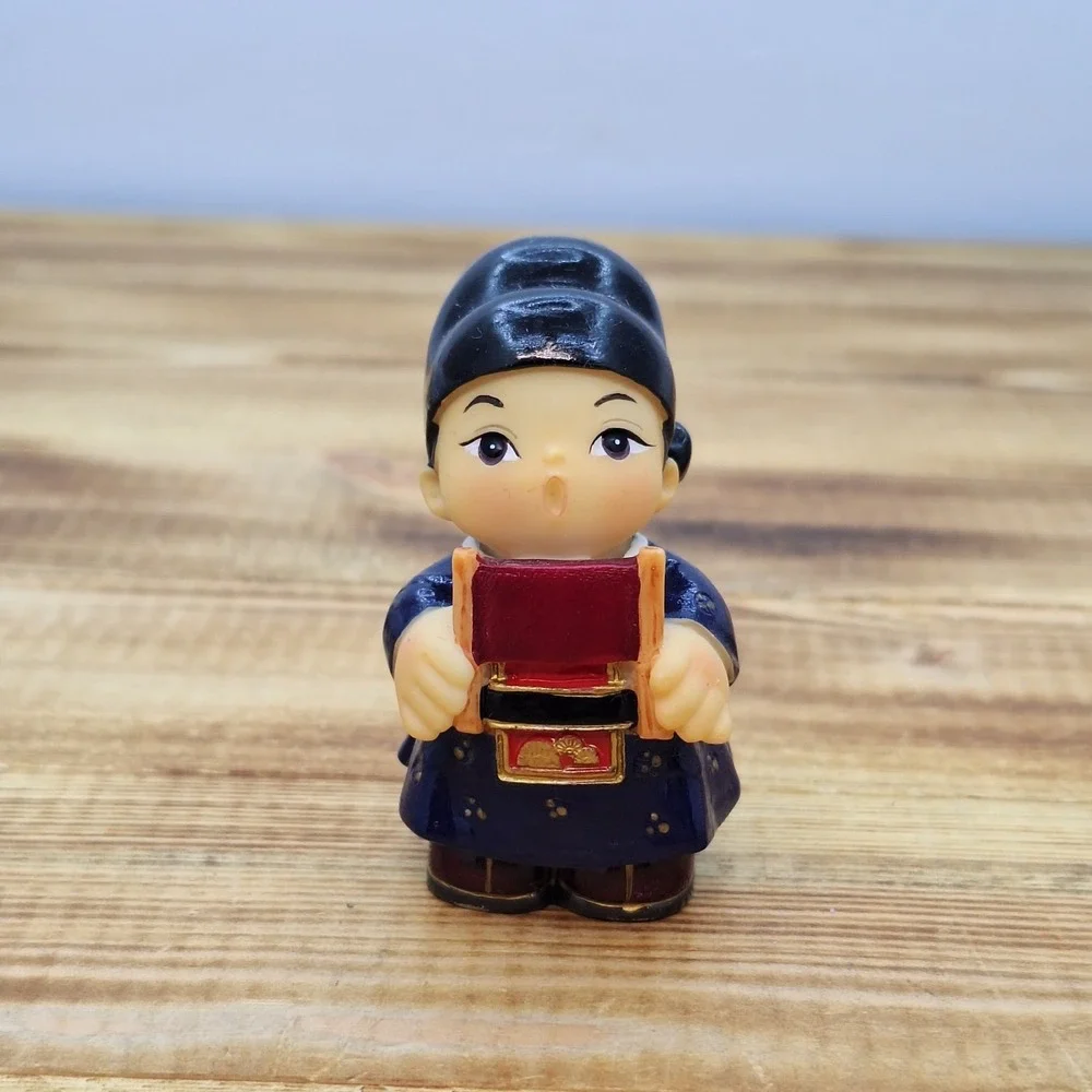 Authentic Japanese Souvenirs‎ Girl figurine 2.5